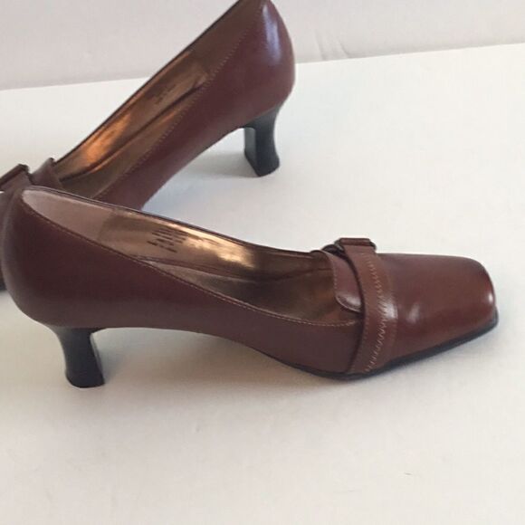 KENNETH COLE career shoe in brown with 2 1/2” heel - Picture 2 of 8